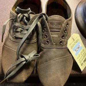 Toms men’s 9.5 NWT!